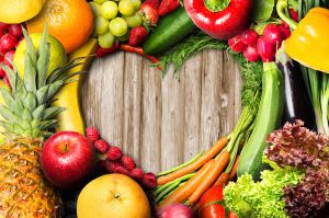 warzywa i owoce tworzace serce